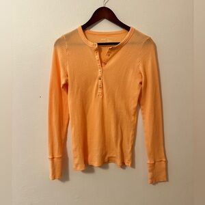 Aerie Women’s Long Sleeve Henley T-Shirt Buttons Peach Orange Size Medium